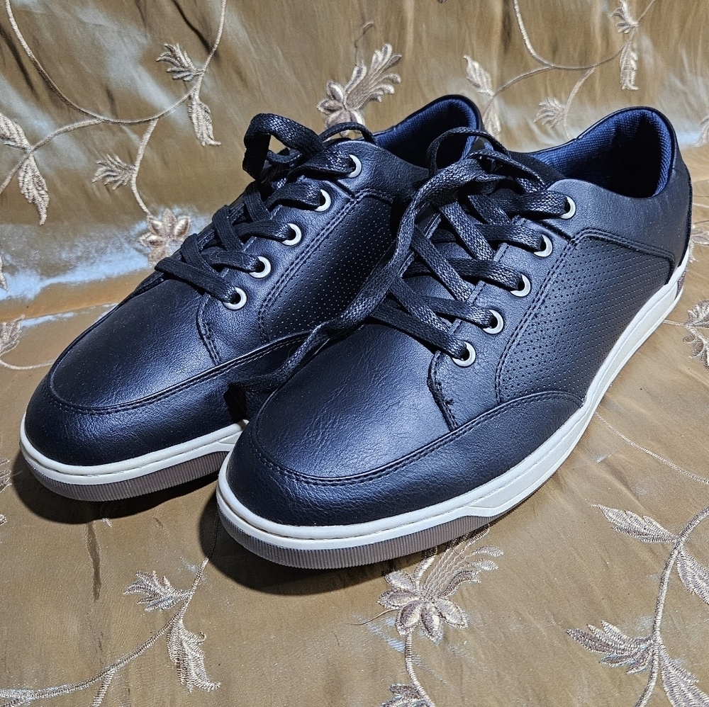 Men's Black Leather Casual Sneakers - Picture 15 of 17